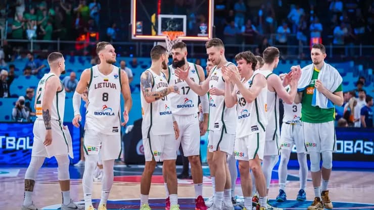 בדרך למפגש עם ישראל? שחקני ליטא (צילום: FIBA) שחקני ליטא