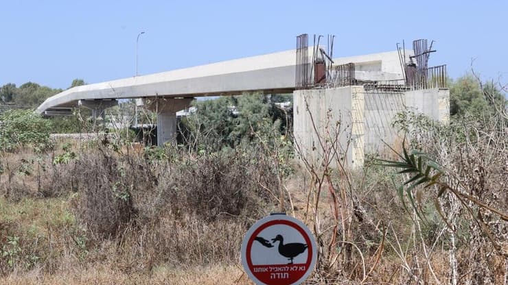 גשר שבנייתו נעצרה ב-2014 מעל נתיבי איילון בגלל בירוקרטיה