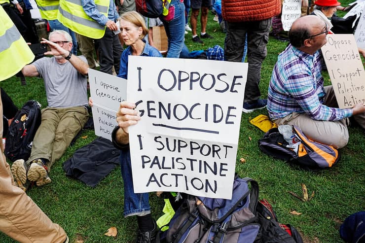 עימותים מעצרים ב לונדון בריטניה הפגנה למען ארגון הטרור המוכרז Palestine Action של מפגינים נגד ישראל אנטי-ישראלים פרו-פלסטינים פרו פלסטינים