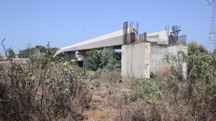 גשר שבנייתו נעצרה ב-2014 מעל נתיבי איילון בגלל בירוקרטיה