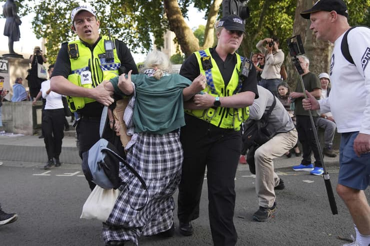 עימותים מעצרים ב לונדון בריטניה הפגנה למען ארגון הטרור המוכרז Palestine Action של מפגינים נגד ישראל אנטי-ישראלים פרו-פלסטינים פרו פלסטינים