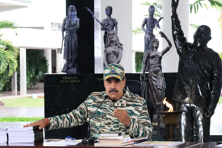 נשיא ונצואלה ניקולס מדורו נואם בפני קציני צבאו ב קראקס עם מדי צבא 5 בספטמבר