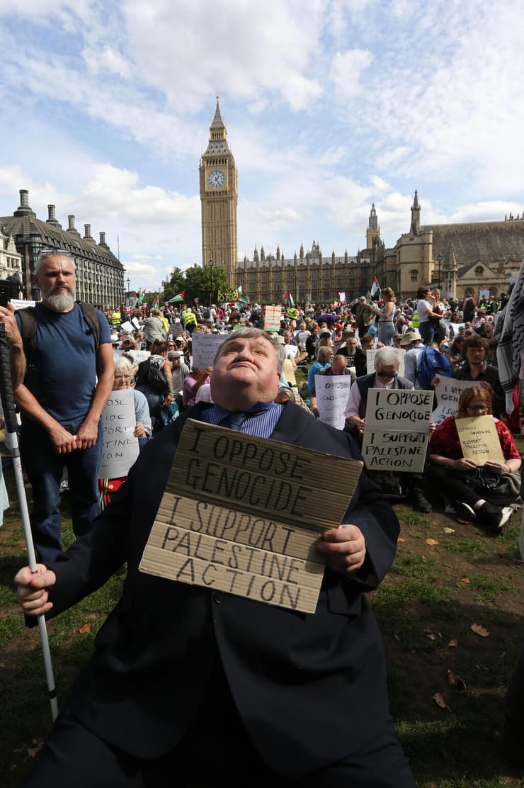 עימותים מעצרים ב לונדון בריטניה הפגנה למען ארגון הטרור המוכרז Palestine Action של מפגינים נגד ישראל אנטי-ישראלים פרו-פלסטינים פרו פלסטינים