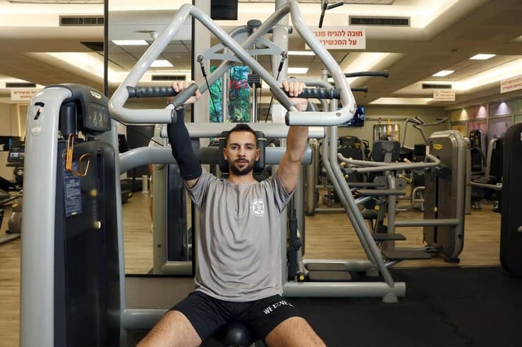 סגן דור יפרח בשיקום. "חטפתי 400 רסיסים בכל הגוף" (צילום: דנה קופל) הליך השיקום של ליזה ברזניק, סגן דור יפרח, אביהו גת חן ויצחק שוורץ המשתקמים בבית הלוחם בסניף תל-אביב