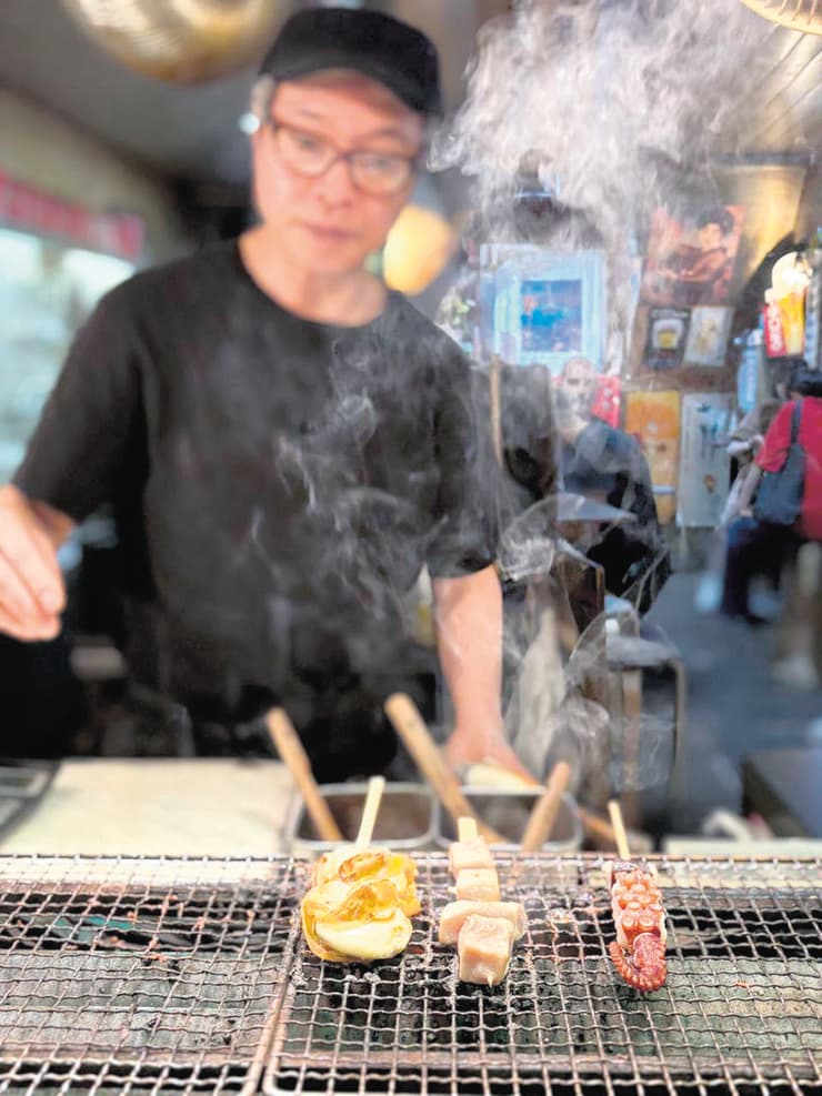 אוכל רחוב באוסקה. חגיגה של טעמים (צילום: אסי חיים) אוכל רחוב באוסקה. חגיגה של טעמים