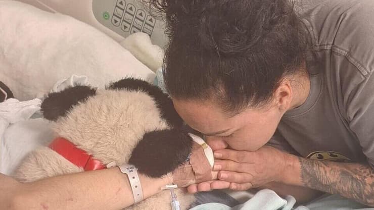 אולסיה עם קמילה בבית החולים