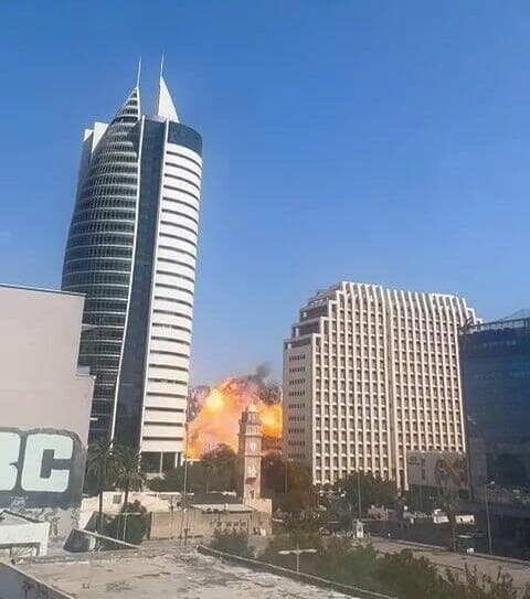 הפגיעה הישירה סמוך למגדל המפרש, במהלך מבצע עם כלביא