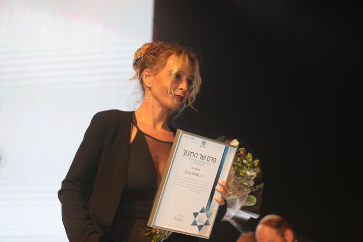 האישה לשעבר, מיכל אדלר, מקבלת את פרס שר החינוך עבור מפעל חיים במקום שלמה גרוניך, 2017