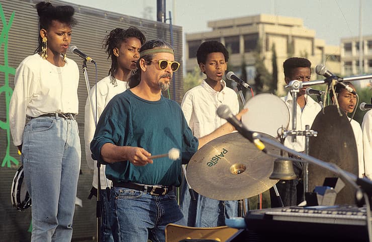 שלמה גרוניך במופע עם להקת שבא