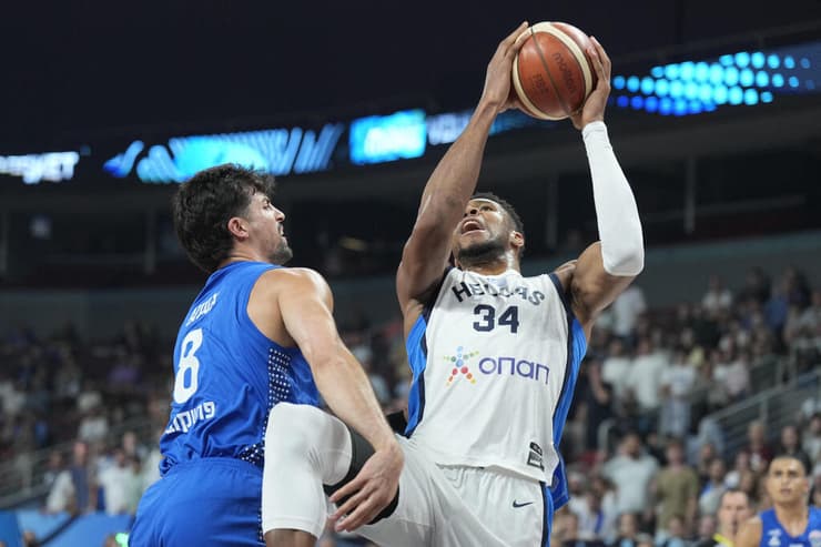 יאניס בדרך לסל