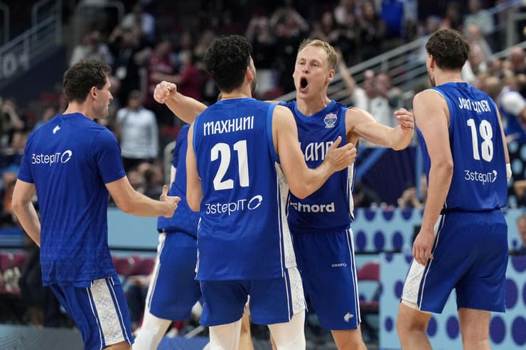 נבחרת פינלנד חוגגת בסיום