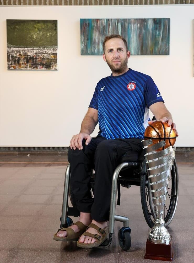 רס"ן (במיל') יצחק שוורץ. "נפלתי עם הפנים לאדמה כשחצי מהגוף לגמרי משותק" (צילום: דנה קופל) הליך השיקום של ליזה ברזניק, סגן דור יפרח, אביהו גת חן ויצחק שוורץ המשתקמים בבית הלוחם בסניף תל-אביב