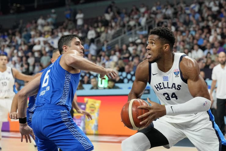 היה גדול על ישראל. יאניס בדרך לסל (צילום: REUTERS/Ints Kalnins) יאניס בדרך לסל