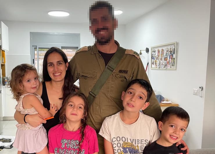 רעות אלון אזולאי, בעלה משרת המילואים וארבעת ילדיהם (צילום: באדיבות המשפחה) רעות אלון אזולאי, בעלה משרת המילואים וארבעת ילדיהם