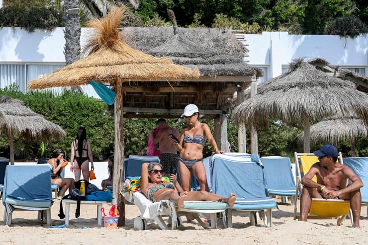 נופשים בחוף הים של ריזורט בעיר הנופש חמאמת 