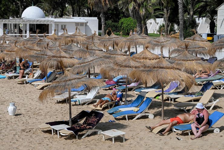 נופשים בחוף הים של ריזורט בעיר הנופש חמאמת 