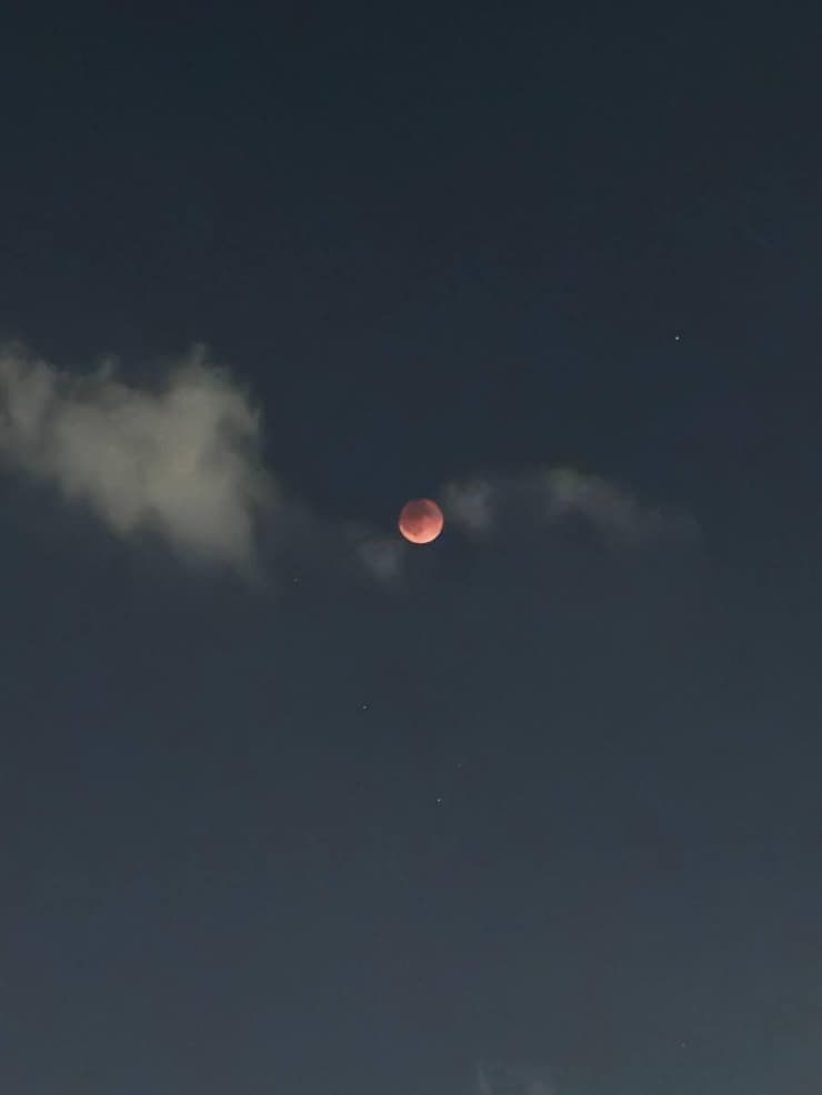 הירח אדמדם בבת ים