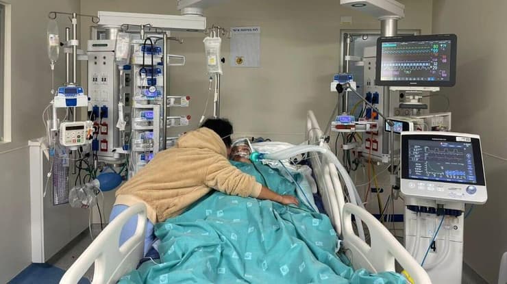 קמילה שוקימנה עם אימה בבית החולים 