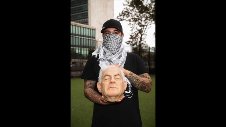 פעילים פרו-פלסטינים שיחקו כדורגל עם כדור דמוי ראשו של ראש הממשלה בנימין נתניהו מול מטה האו"ם בניו יורק