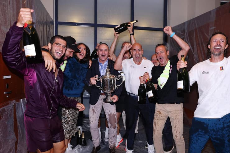 ואי אפשר בלי בקבוק שמפנייה (צילום: CLIVE BRUNSKILL / GETTY IMAGES NORTH AMERICA / AFP) אלקראס, המשפחה הקרובה והגביע