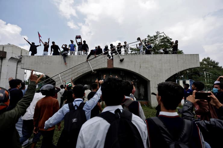 נפאל קטמנדו מהומות מפגינים נגד איסור רשתות חברתיות