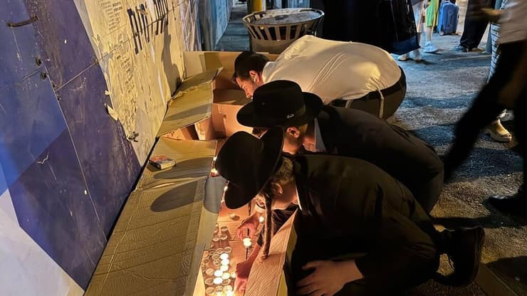 נרות במקום הפיגוע בצומת רמות בירושלים