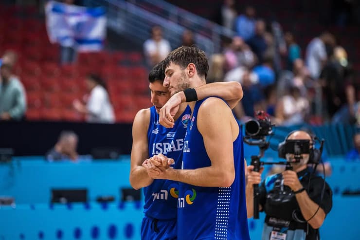 שחקן נבחרת ישראל רומן סורקין עם איתי שגב