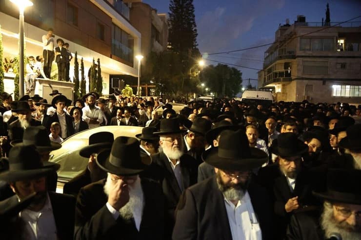 מסע הלוויה בבני ברק (צילום: מוטי קמחי ) הלווייתו של רבי אלטר ישראל הכהן מצנר בבני ברק