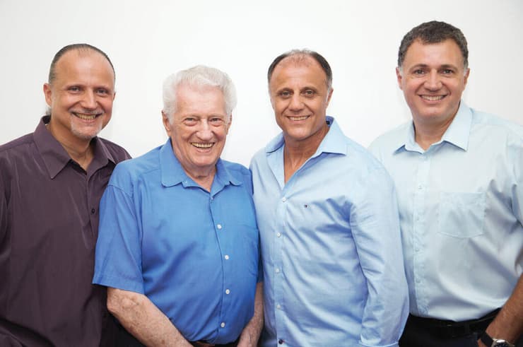 מימין לשמאל: רונן שרון, דורי שרון , טוביה שרון, יאיר שרון