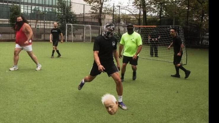 פעילים פרו-פלסטינים שיחקו כדורגל עם כדור דמוי ראשו של ראש הממשלה בנימין נתניהו מול מטה האו"ם בניו יורק