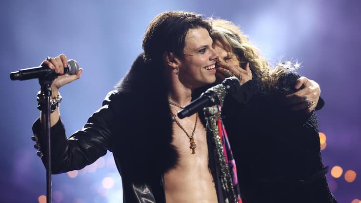 סטיבן טיילר ויאנגבלאד בהופעת המחווה לאוזי אוסבורן ב-VMA