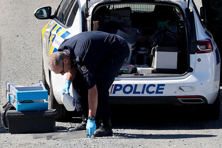 הזירה שבה התנהל קרב היריות, הבוקר (צילום: DJ MILLS / AFP) ניו זילנד הכביש שבו התנהל קרב היריות עם האב הנמלט טום פיליפס