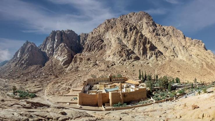 מנזר סנט קתרינה, למרגלות הר סיני