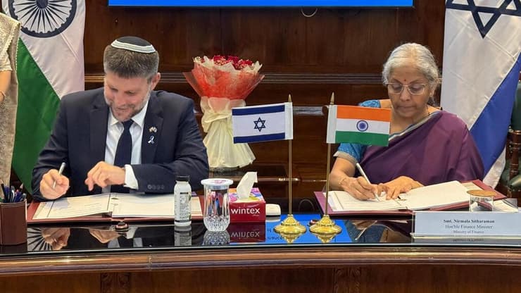 סמורטיץ' ושרת האוצר ההודית, נירמאלה סית'אראמאן, חותמים על ההסכמים (צילום: דוברות משרד האוצר) סמורטיץ' ושרת האוצר ההודית, נירמאלה סית'אראמאן, חותמים על ההסכמים