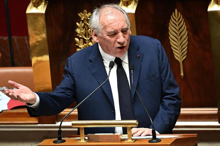 ראש הממשלה ביירו, בנאומו הערב באספה הלאומית. "אתם יכולים להפיל את הממשלה, אבל לא לברוח מהמציאות" (צילום: Bertrand GUAY / AFP) ראש ממשלת צרפת פרנסואה ביירו בנאום ב האספה הלאומית פרלמנט לפני הצבעת אמון בו