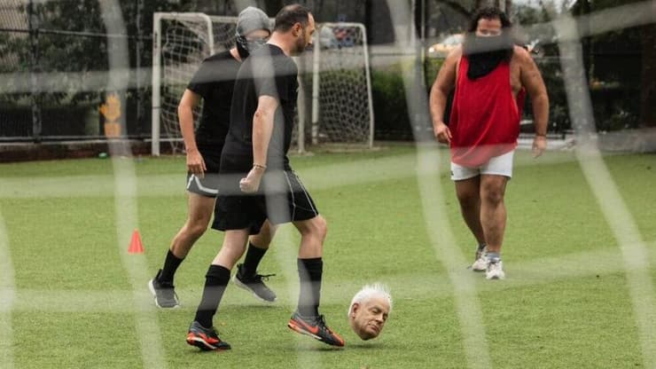 פעילים פרו-פלסטינים שיחקו כדורגל עם כדור דמוי ראשו של ראש הממשלה בנימין נתניהו מול מטה האו"ם בניו יורק