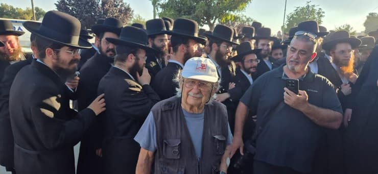 חילונים לצד חרדים בהפגנה