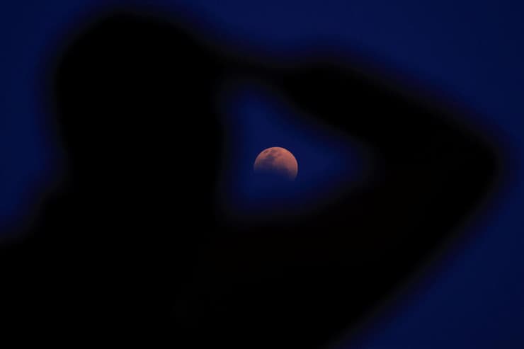 אדם מביט בליקוי בקייפ טאון