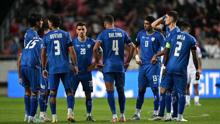 שחקני נבחרת ישראל מאוכזבים 
