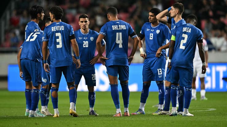 שחקני נבחרת ישראל מאוכזבים 