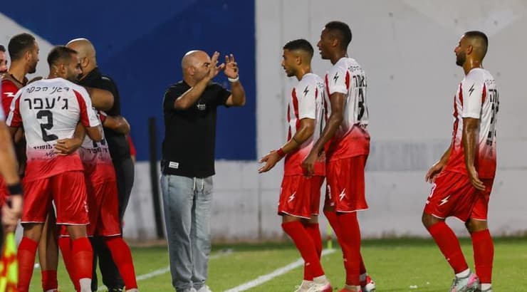 שחקני מ.ס כפר קאסם חוגגים