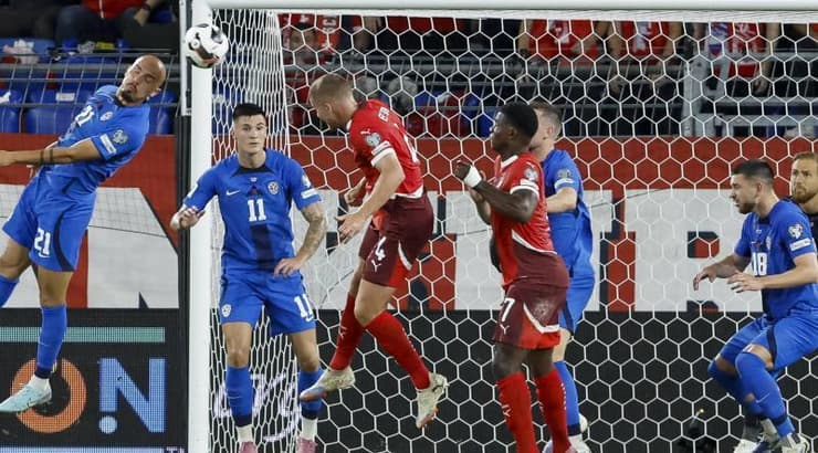 ניקו אלבדי בדרך לנגוח