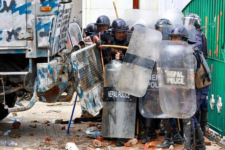 נפאל קטמנדו מהומות מפגינים נגד איסור רשתות חברתיות