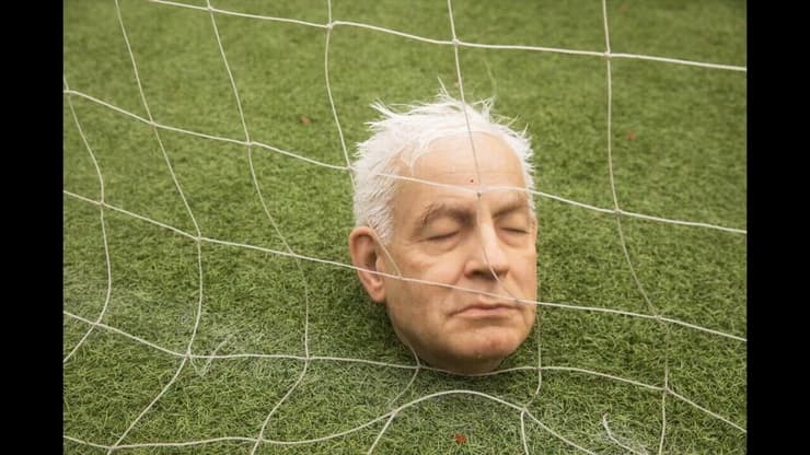 פעילים פרו-פלסטינים שיחקו כדורגל עם כדור דמוי ראשו של ראש הממשלה בנימין נתניהו מול מטה האו"ם בניו יורק