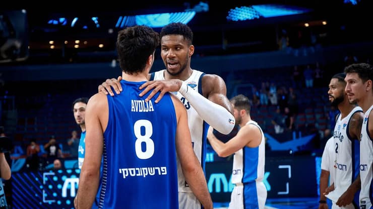 שחקן נבחרת יוון יאניס אנדטוקומבו עם שחקן נבחרת ישראל דני אבדיה