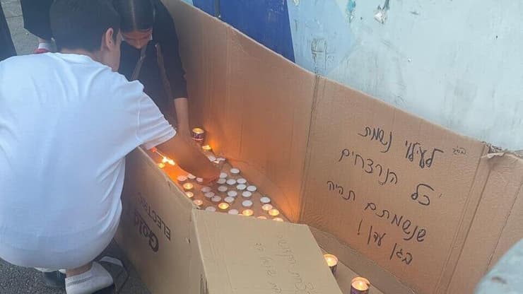 נרות במקום הפיגוע בצומת רמות בירושלים 