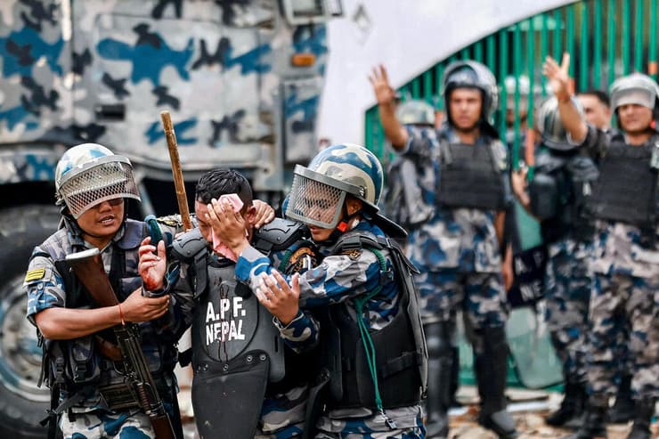 נפאל קטמנדו מהומות מפגינים נגד איסור רשתות חברתיות