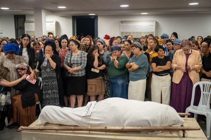 הלווייתה של שרה ז"ל (צילום: שלו שלום ) הלווייתה של שרה (שריתה) מנדלסון