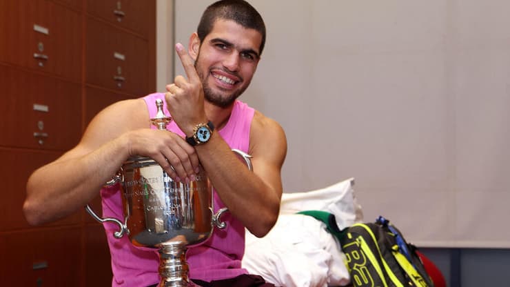 אלקראס יודע: הוא מספר 1 (צילום: CLIVE BRUNSKILL / GETTY IMAGES NORTH AMERICA / AFP) אלקראס, המשפחה הקרובה והגביע