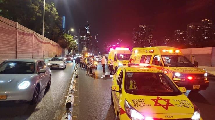 זירת התאונה באיילון, הערב (צילום: תיעוד מבצעי מד"א) זירת תאונת הדרכים בכביש 20 שבה נהרג גבר כבן 40